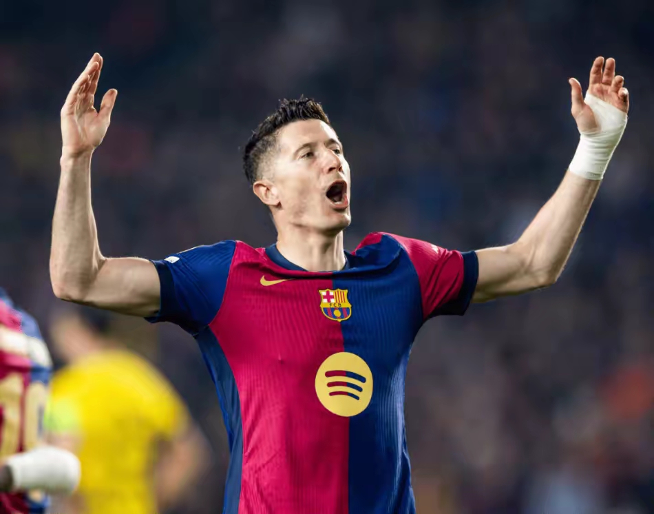 问鼎国际-莱万多夫斯基新星最后时刻胜出表现突出,巴黎圣日耳曼前途光明!引发球迷热议(2024莱万多夫斯基点球命中率)