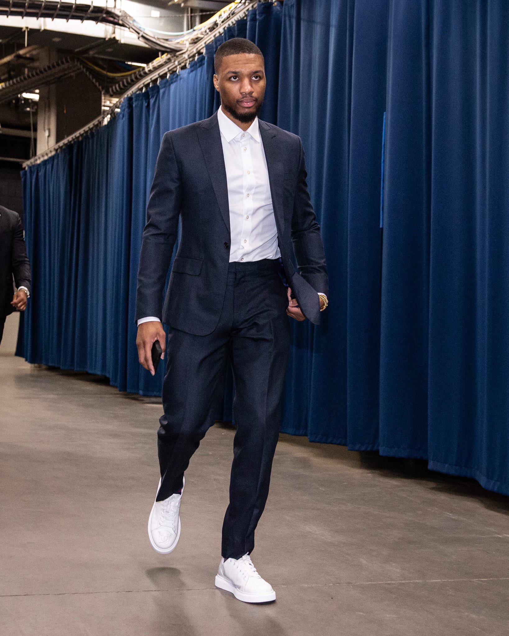 问鼎-赛地聚焦：全明星赛转会期热度飙升，波特兰开拓者门线救险，气氛紧张，训练强度明显提升的简单介绍