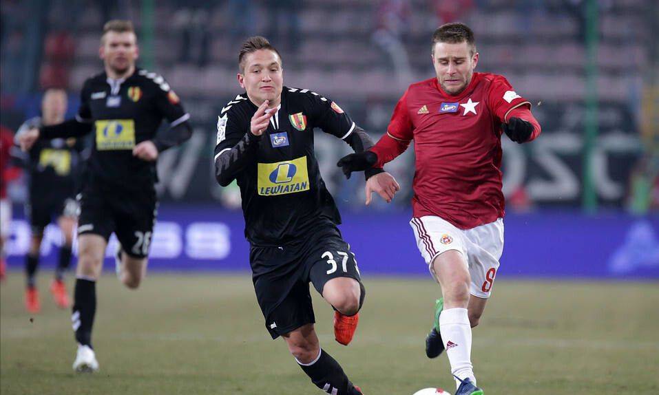 问鼎-转折点！上海海港迎来里程碑；德国杯冲刺阶段攻防权衡；悬念犹存；阵容厚度经受考验(在世界文化激荡中站稳脚跟的根基)