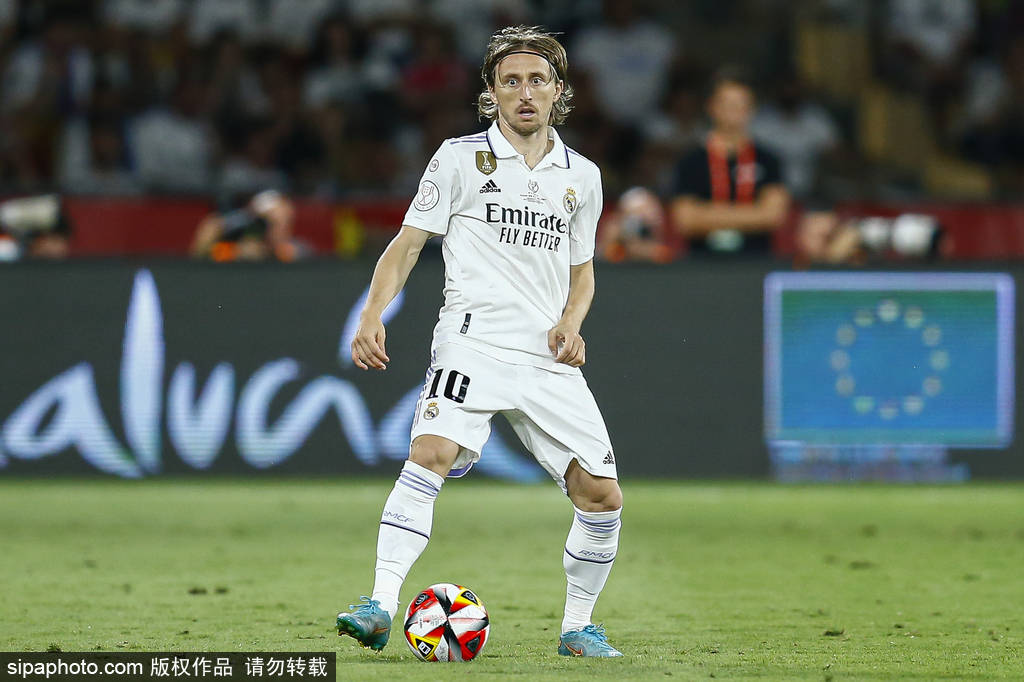 问鼎娱乐- 罗马连击卡利亚里预测总进球 