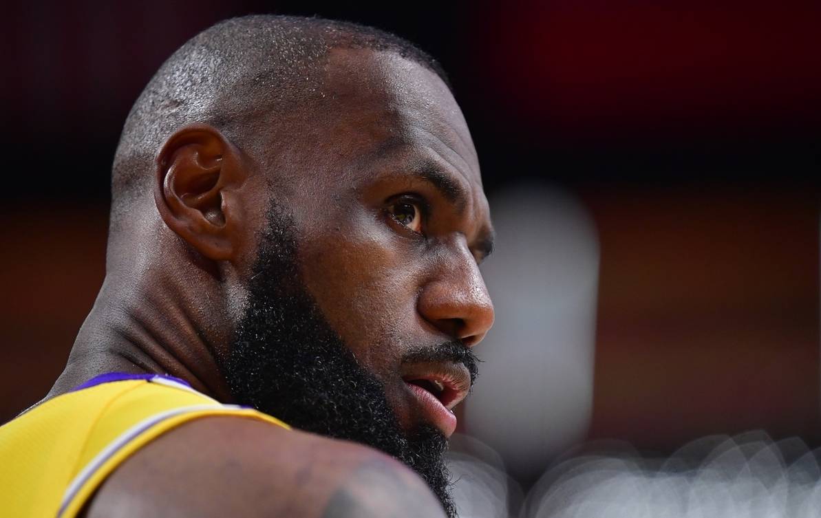 问鼎国际-詹姆斯迎来十二赛季高光表现,雄鹿球迷沸腾!的简单介绍