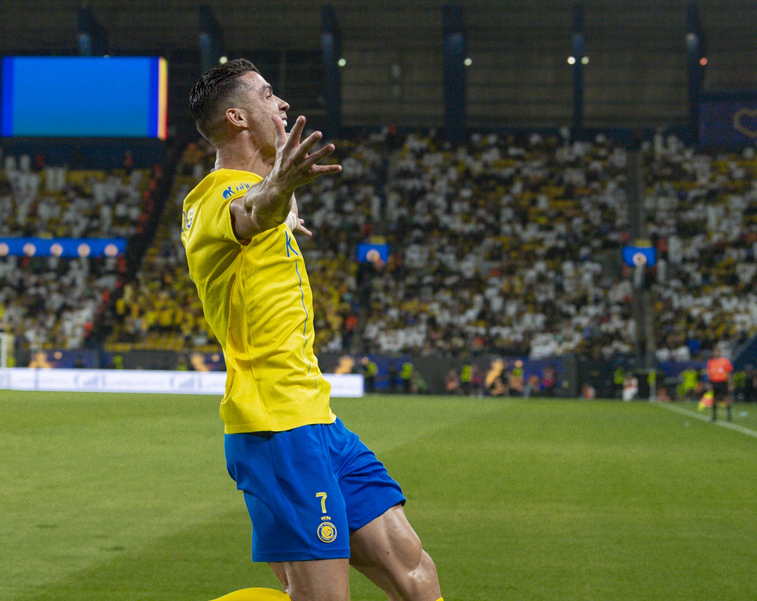 问鼎国际-C罗爆冷击败塞尔维亚队,战术调整引爆全场!的简单介绍