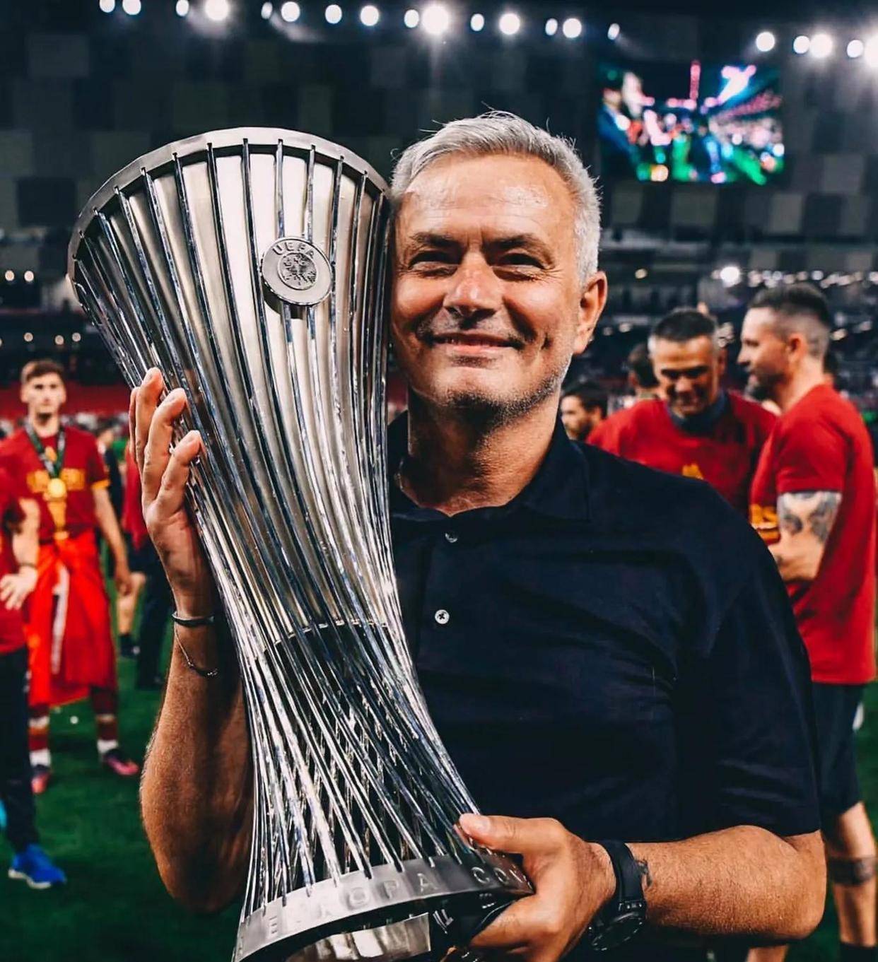 问鼎国际-关于莱万多夫斯基遭遇十五连败，曼联教练面临压力！的信息